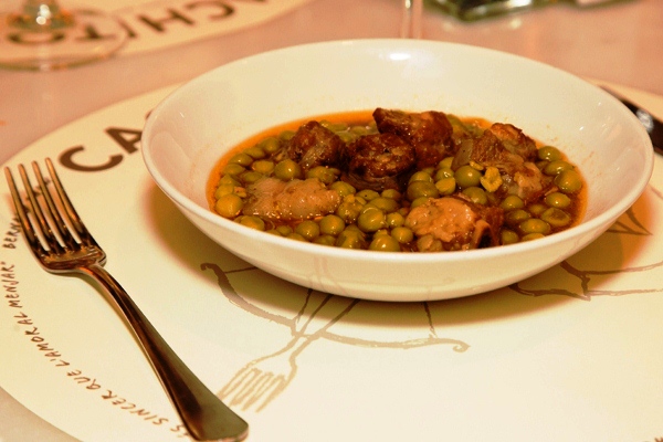 Guisantes de Llavaneres con butifarra de Lleida.